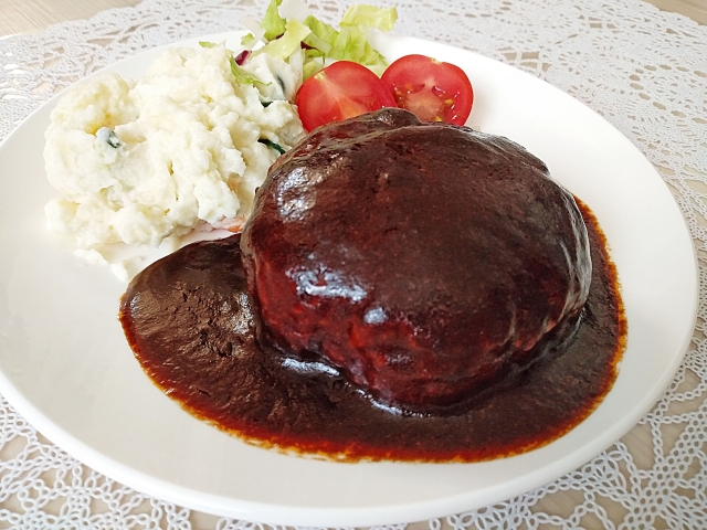 ソースをかけたハンバーグのイメージ