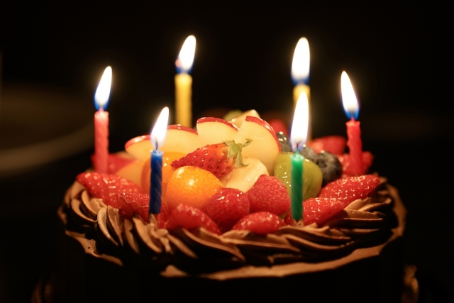 誕生日ケーキとろうそくの写真