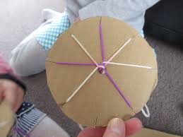 手作り中のミサンガの様子