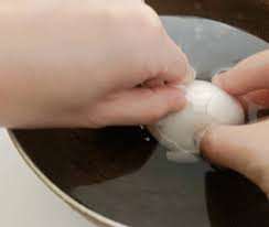 氷水の中で冷やされているゆで卵