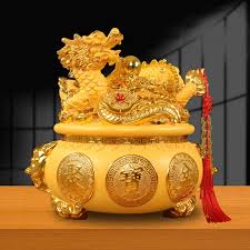 金色の龍の置物が飾られた棚