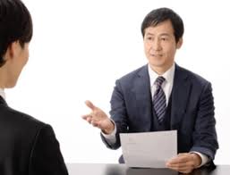 現場で柔軟に対応している人物の写真(即した判断のイメージ)