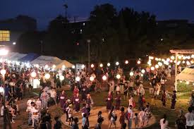 お祭りで地域の人々が集まる風景
