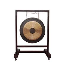 銅鑼とどら焼きの形の比較図。銅鑼の丸い形がどら焼きの由来になったことを示すフラットデザインのイラスト。