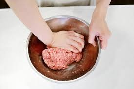 成形前のハンバーグタネを空気抜きしている手元の写真