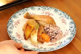 鶏のお腹にお米を詰めて焼き上げた料理の画像