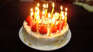 たくさんのろうそくが立った誕生日ケーキの写真