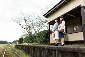 無人駅で電車に乗る様子