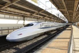 私鉄から新幹線に乗り換える人のイメージ