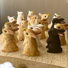 色とりどりのうさぎ置物の並び