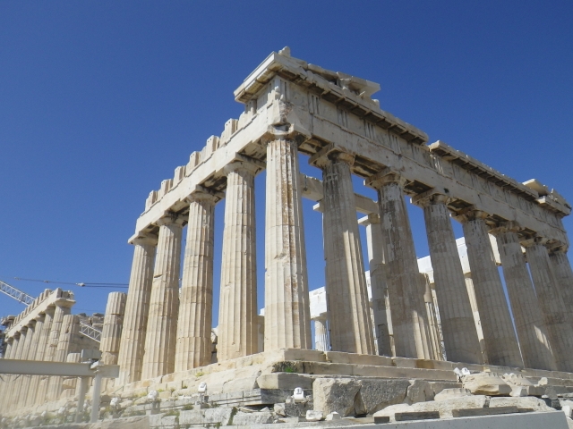 ギリシャの街並みとスマホを持つ人のイメージ