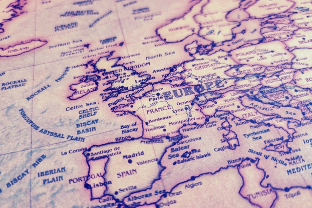 ヨーロッパの地図と各国の国番号が表示されたイメージ