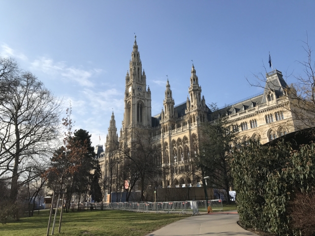 ウィーン市街地のイメージと電話の国番号解説