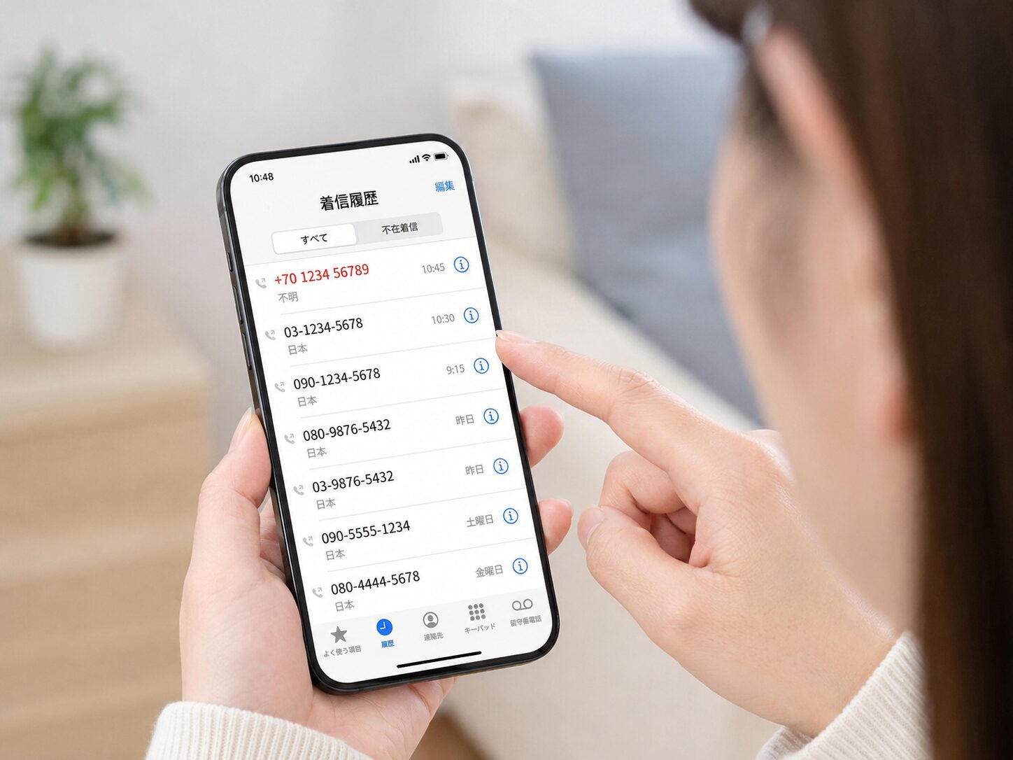 スマホの着信履歴に表示された+70から始まるように見える電話番号を確認している写真