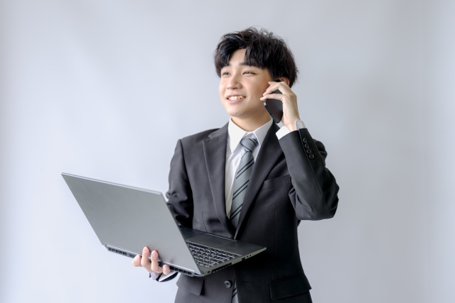 スマホで国際電話アプリを使う様子