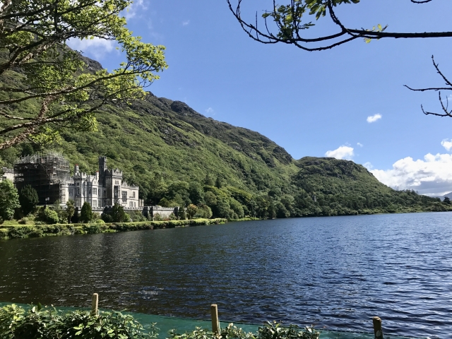アイルランドの風景とスマホのダイヤル画面