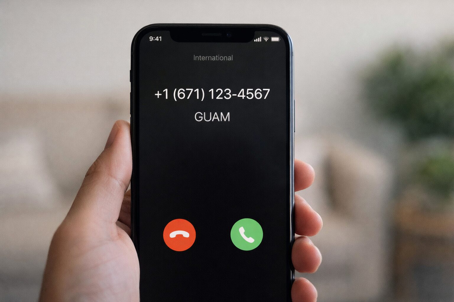 スマートフォンで海外番号の着信画面を確認している無料写真素材。国際電話の表示イメージとして使いやすい画像を中央寄せで配置
