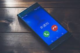 スマートフォンに表示された不審な国際電話番号の画像