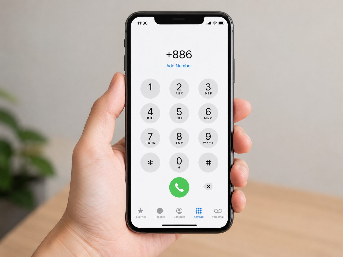 スマートフォンの電話アプリで台湾の国番号+886を入力しているイメージ