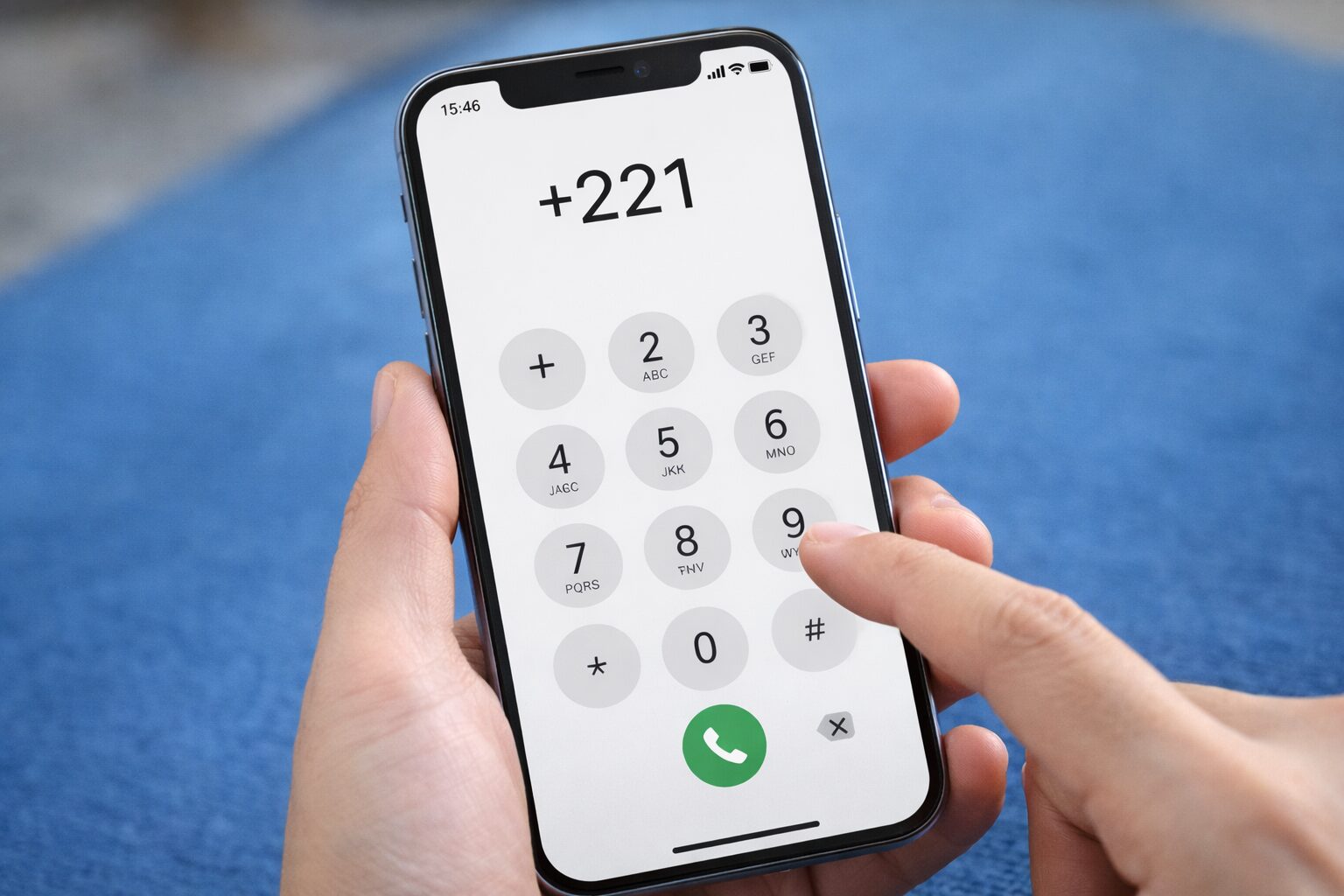 スマートフォンのダイヤル画面で+221を入力している様子の画像。国際電話のかけ方解説に使える無料素材向けイメージ