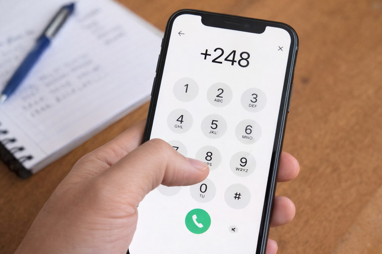 スマートフォンのダイヤル画面で+248を入力している様子が分かる無料写真素材向けイメージ画像
