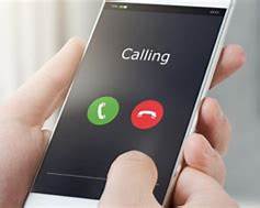 スマートフォンで国際電話や通話アプリを使いながら料金を確認しているイメージ画像（無料素材）