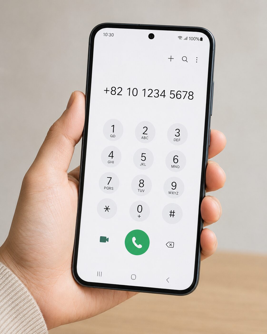 スマートフォンのダイヤル画面で+82 10 1234 5678を入力している手元の写真