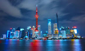 上海の街並みとテレビ塔の夜景写真｜中国 国番号 +86 と市外局番21の解説用イメージ