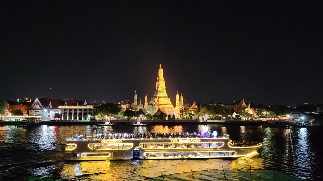 バンコクの街並み(ワットアルンや高層ビルの夜景)
