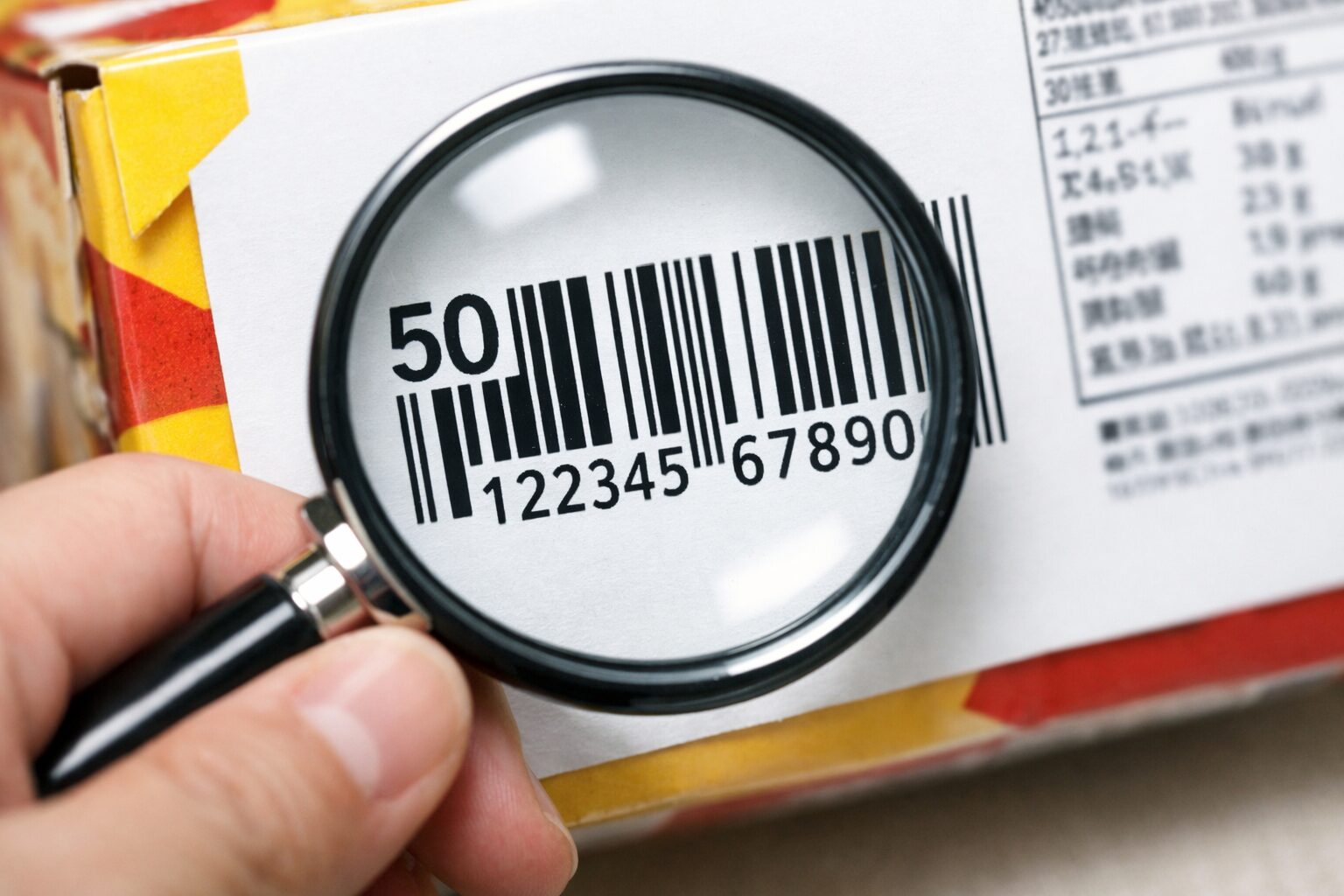 商品パッケージのバーコードの先頭50付近を確認しているイメージ画像（無料素材サイトで取得）