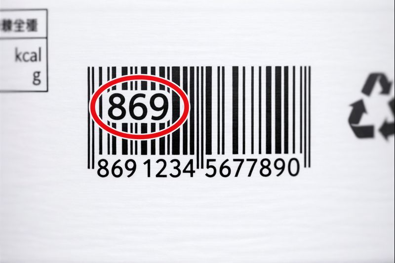 バーコードの先頭3桁（例：869）を丸で囲って強調しているイメージ画像（無料素材）