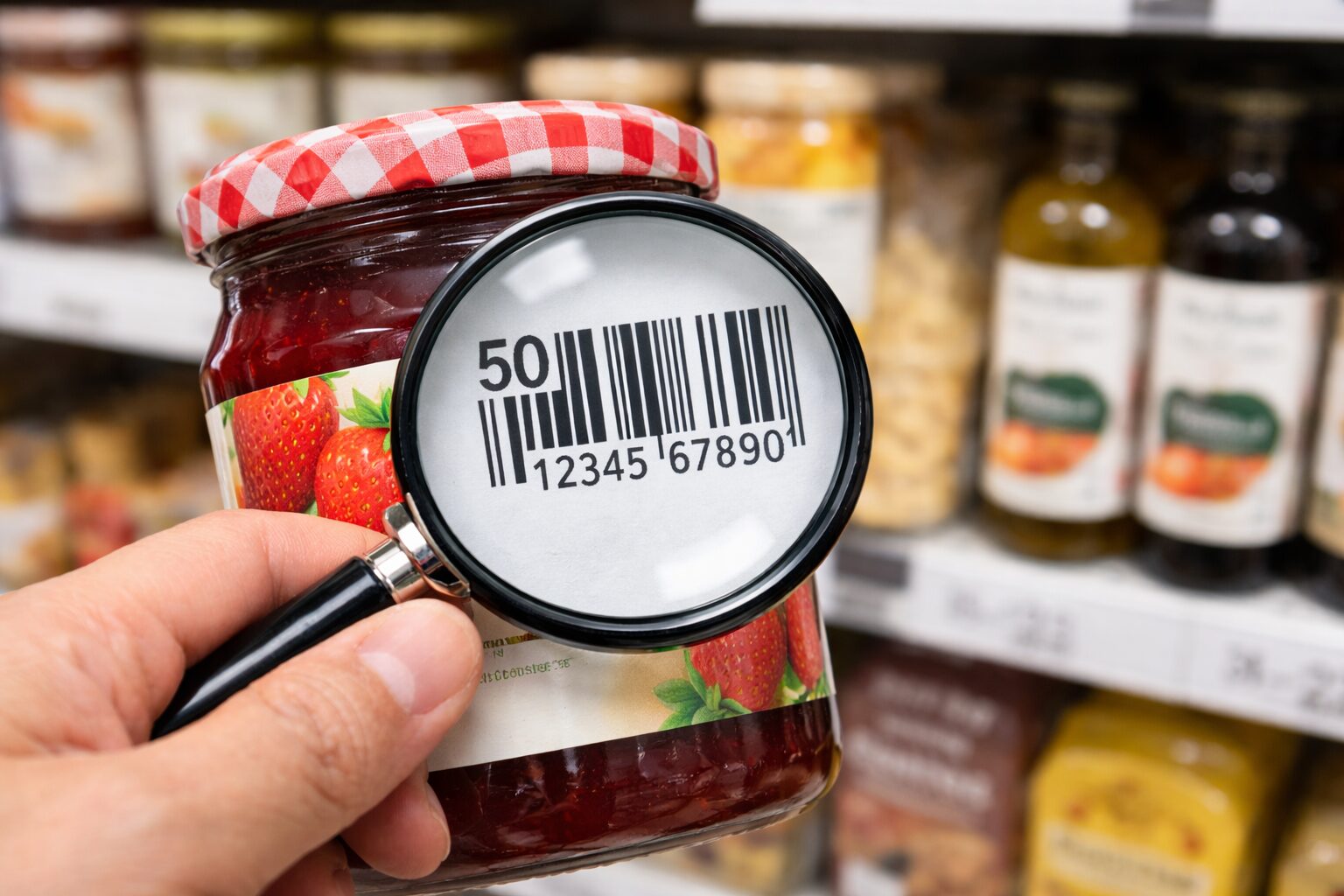 輸入食品や海外商品に付いているバーコードを確認しているイメージ画像（無料素材サイトで取得）