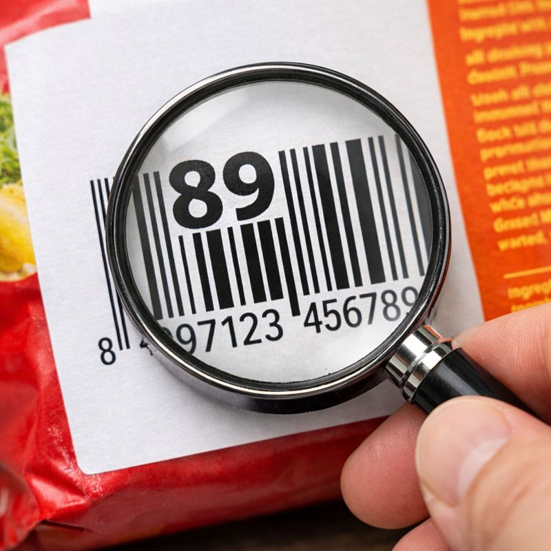 商品のバーコード先頭89を拡大して確認しているイメージ画像