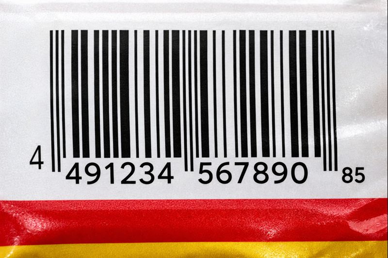 スーパーの商品パッケージに印刷されたバーコードを接写したイメージ写真(無料素材向け)