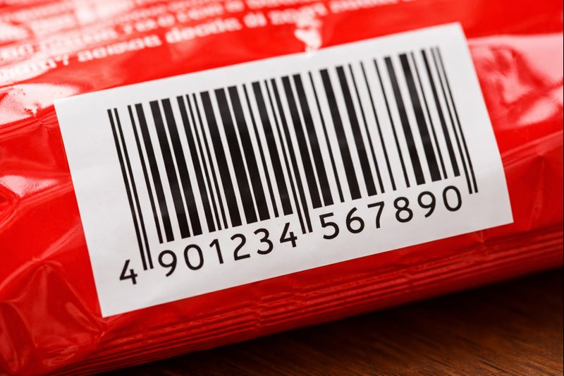 商品パッケージに印刷されたバーコードを接写した写真（無料素材向け）