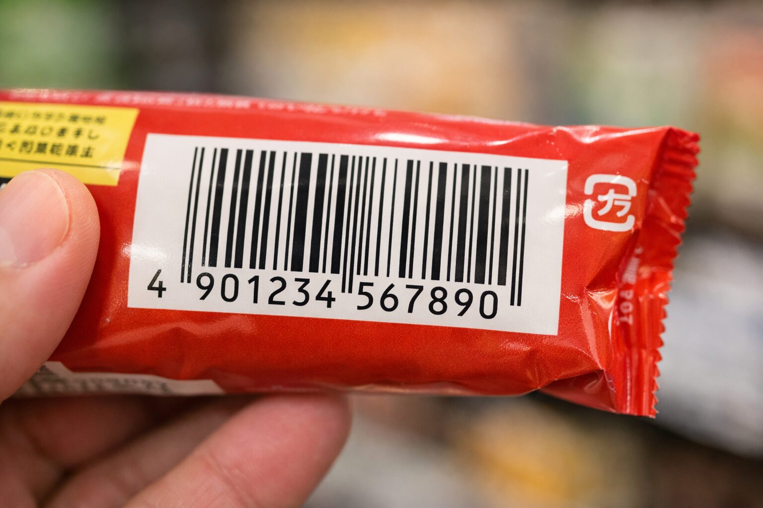 スーパーの商品パッケージに印字された13桁バーコードを近くで確認している写真を配置。無料素材サイトで食品や日用品のパッケージにバーコードがはっきり写っている写真を使用。